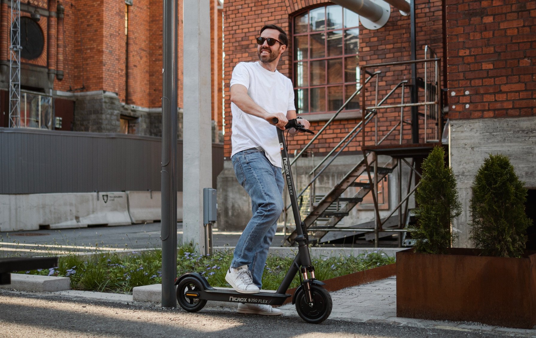 Person på elsparkcykel i stadsmiljö
